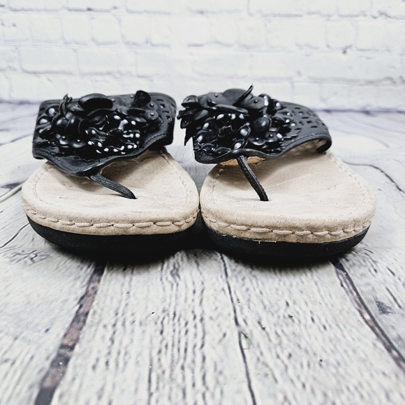 CLARKS | Artisan leather flower detail thong flipflop sandals - Picture 5 of 9